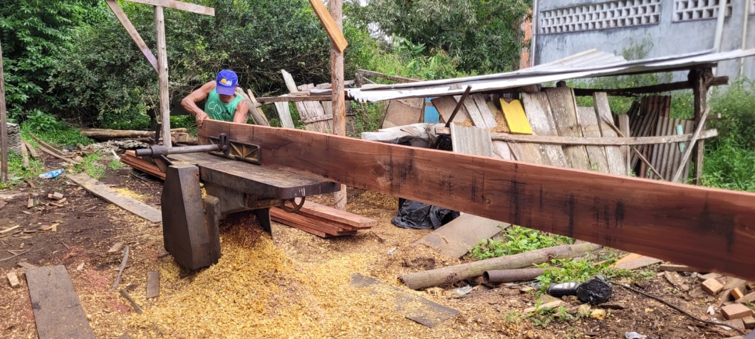 Mestre de carpintaria naval trabalhando. Foto: Juan Vitor, 2024